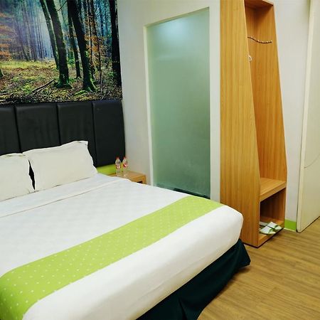 Arbor Biz Hotel Makassar Exterior photo