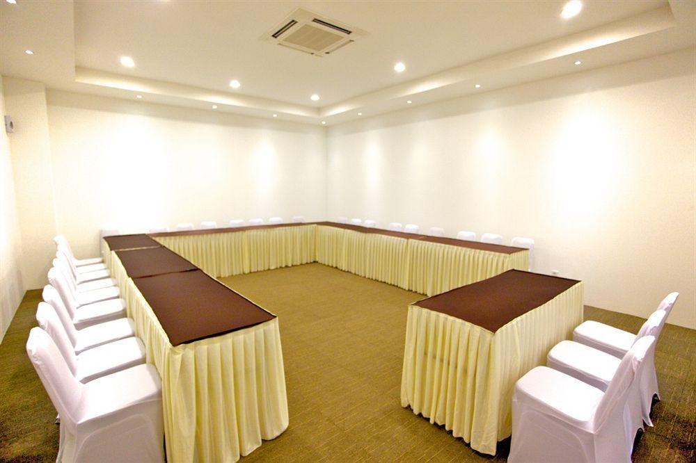 Arbor Biz Hotel Makassar Exterior photo