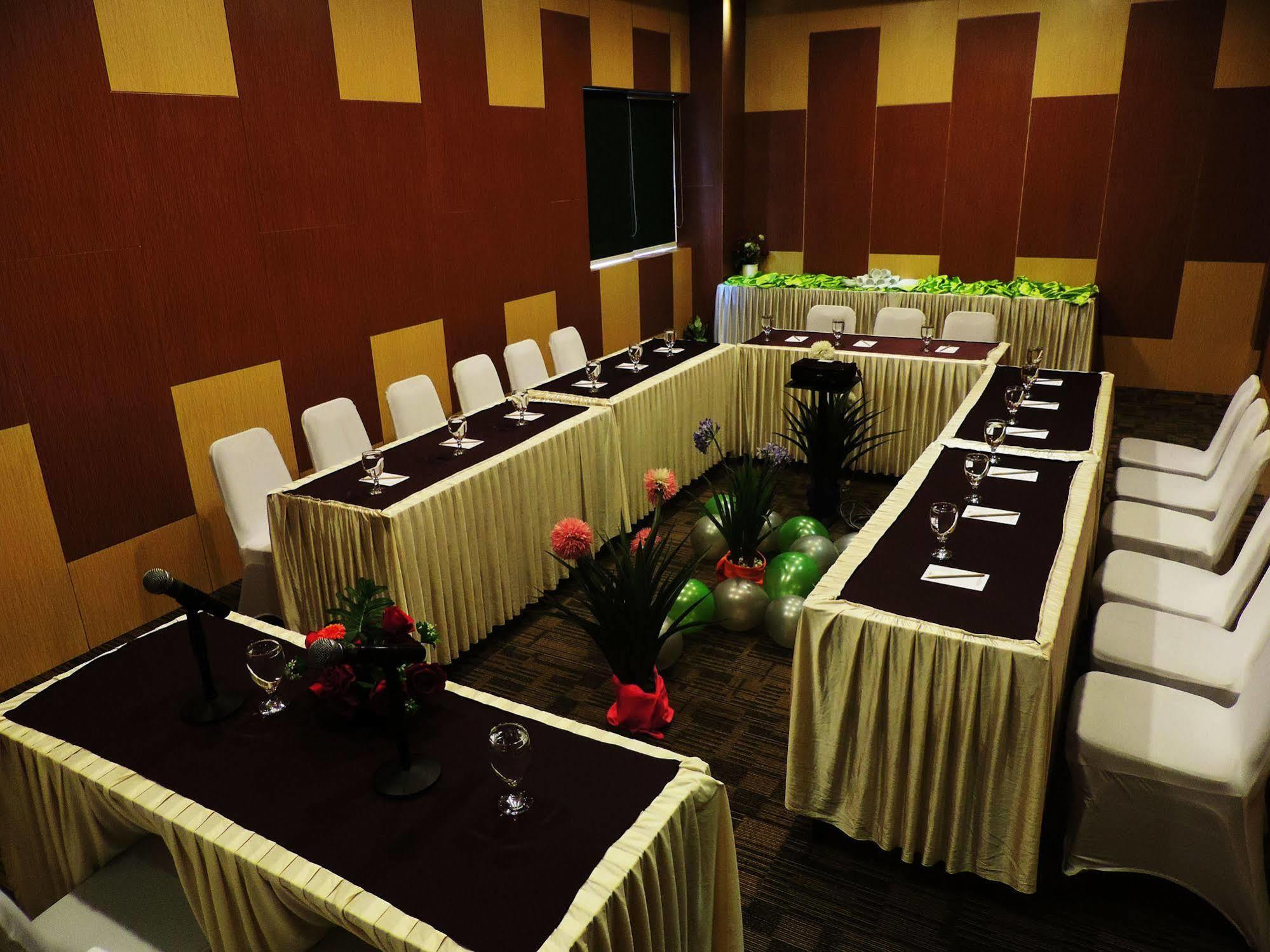 Arbor Biz Hotel Makassar Exterior photo