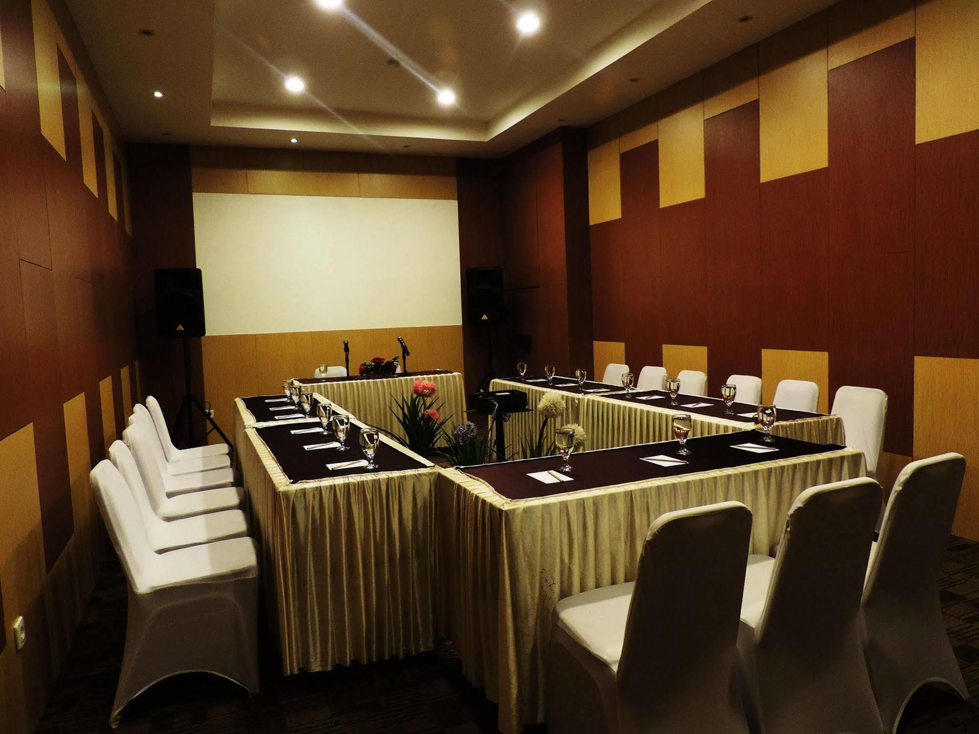 Arbor Biz Hotel Makassar Exterior photo