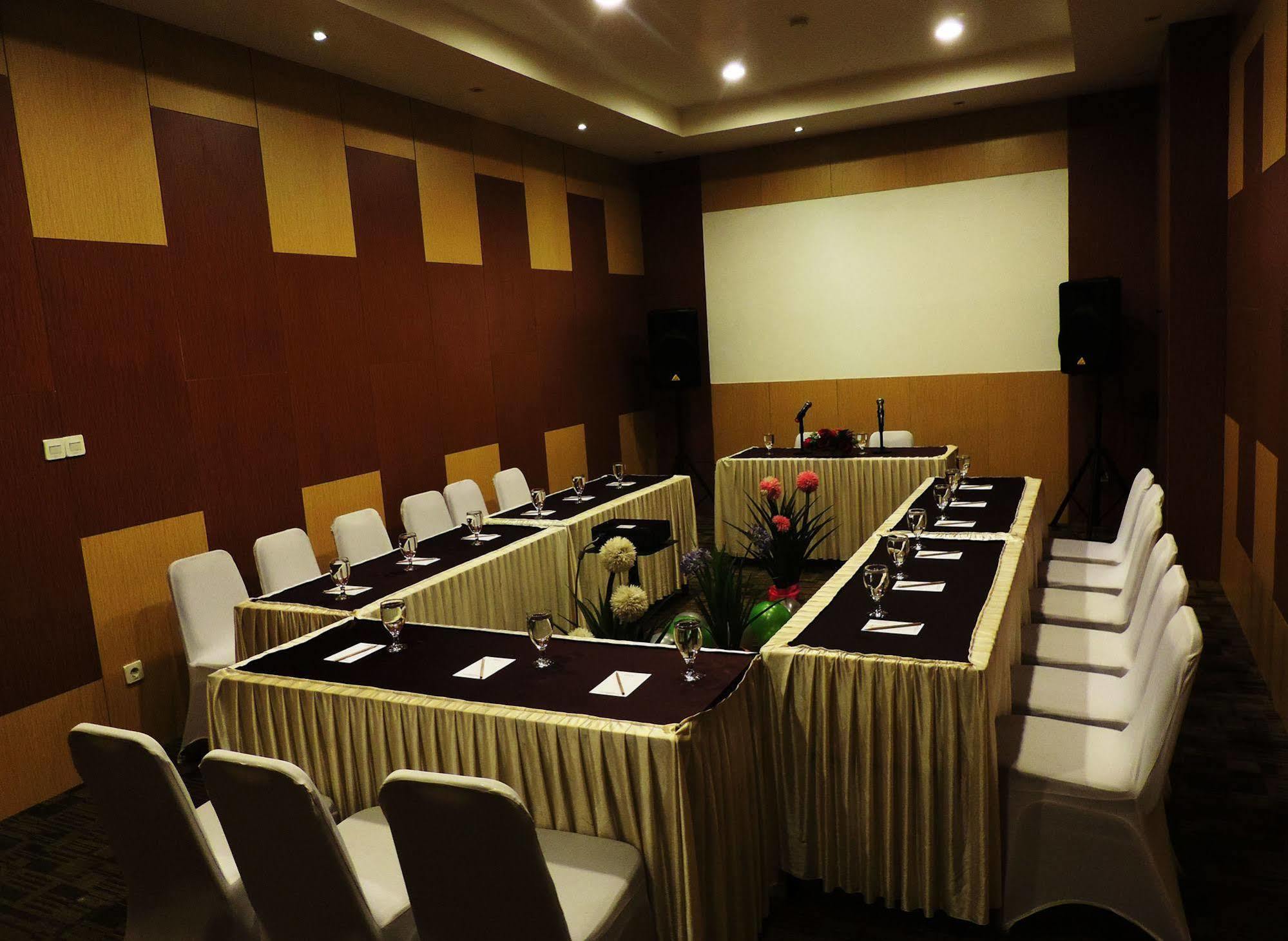 Arbor Biz Hotel Makassar Exterior photo