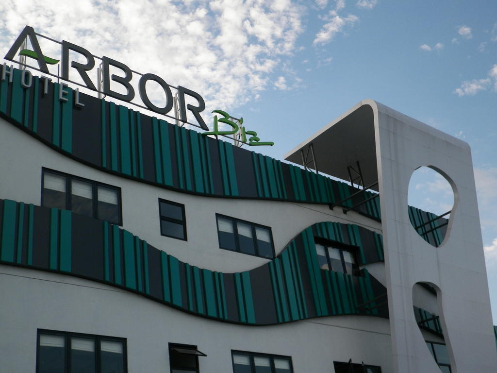 Arbor Biz Hotel Makassar Exterior photo